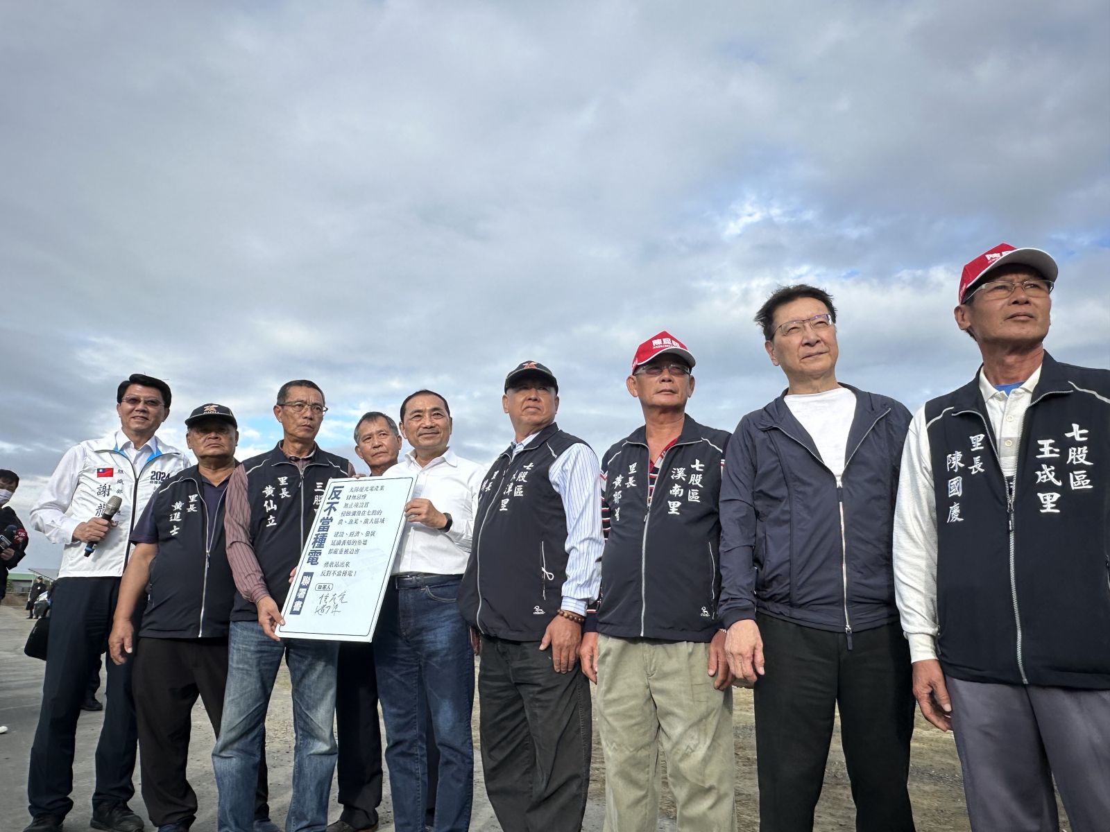 侯友宜、趙少康簽署當地里長發起的「反不當種電聯署書」。辛啓松攝