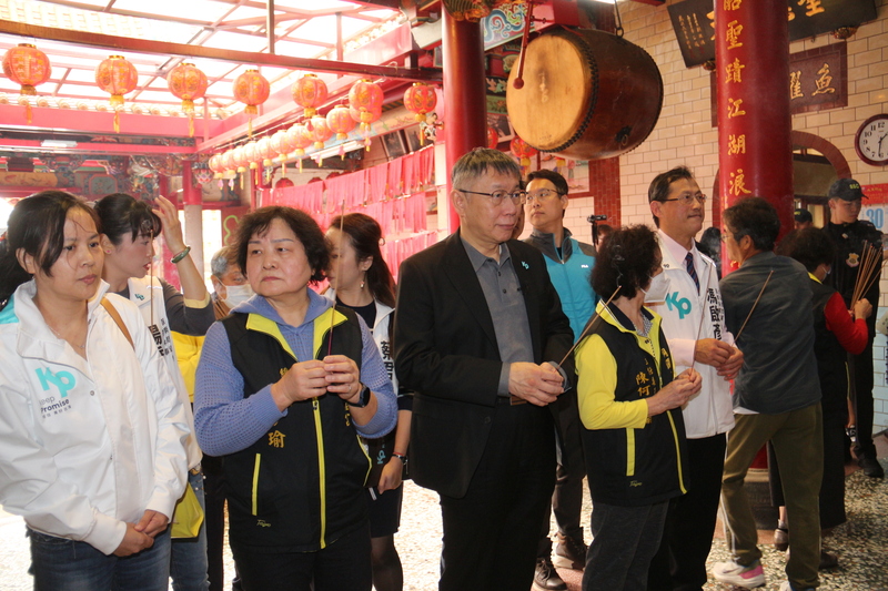 柯文哲11月30日下午前往苗栗縣銅鑼鄉天后宮參香,縣長鍾東錦及藍營人士並未陪同。中央社