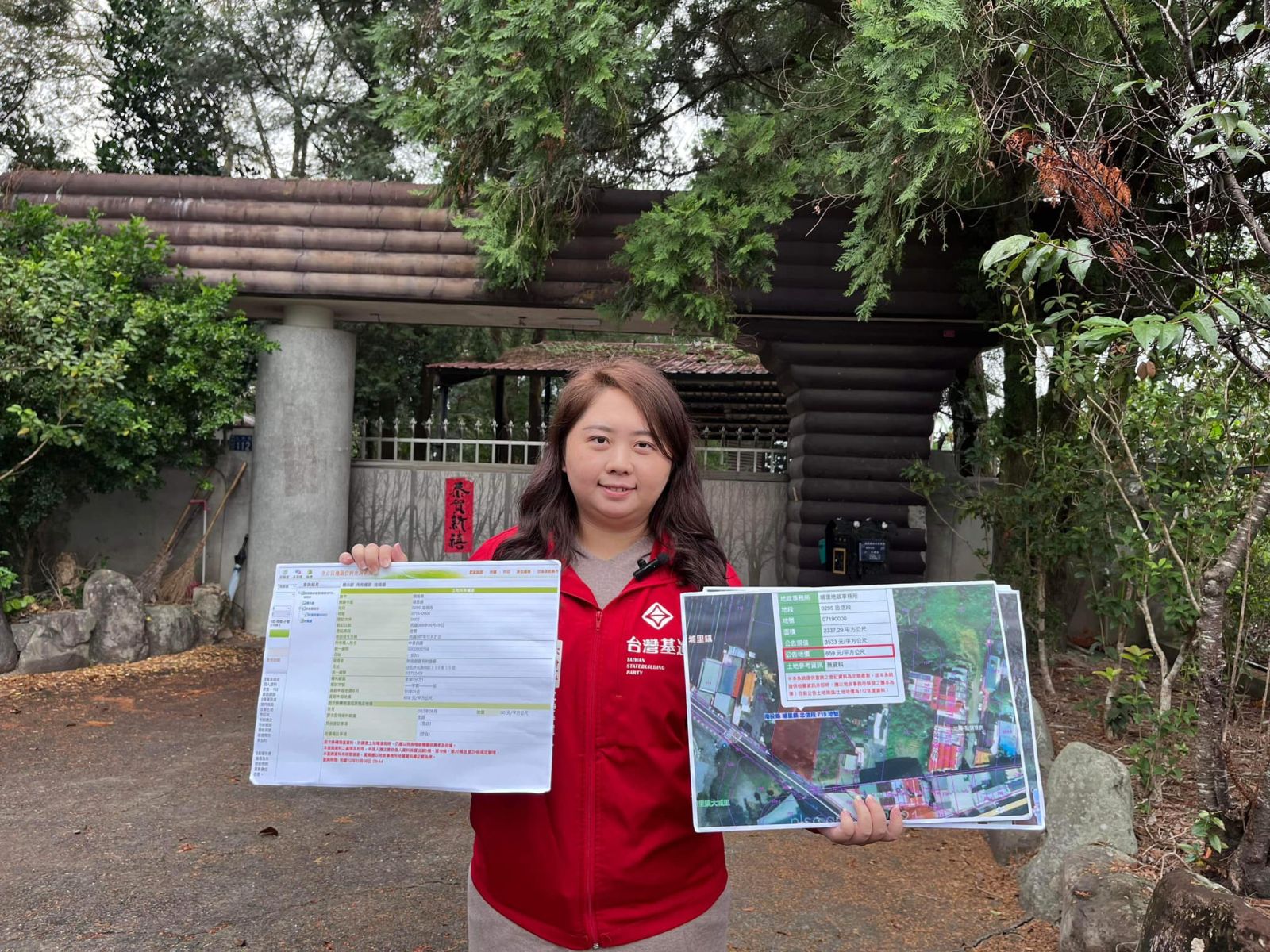 楊佩樺下午前往馬文君埔里住家,出示該建物相關地籍資料等圖卡,質疑馬家就是沒建照的違建豪宅莊園,而非農舍。翻攝楊佩樺臉書