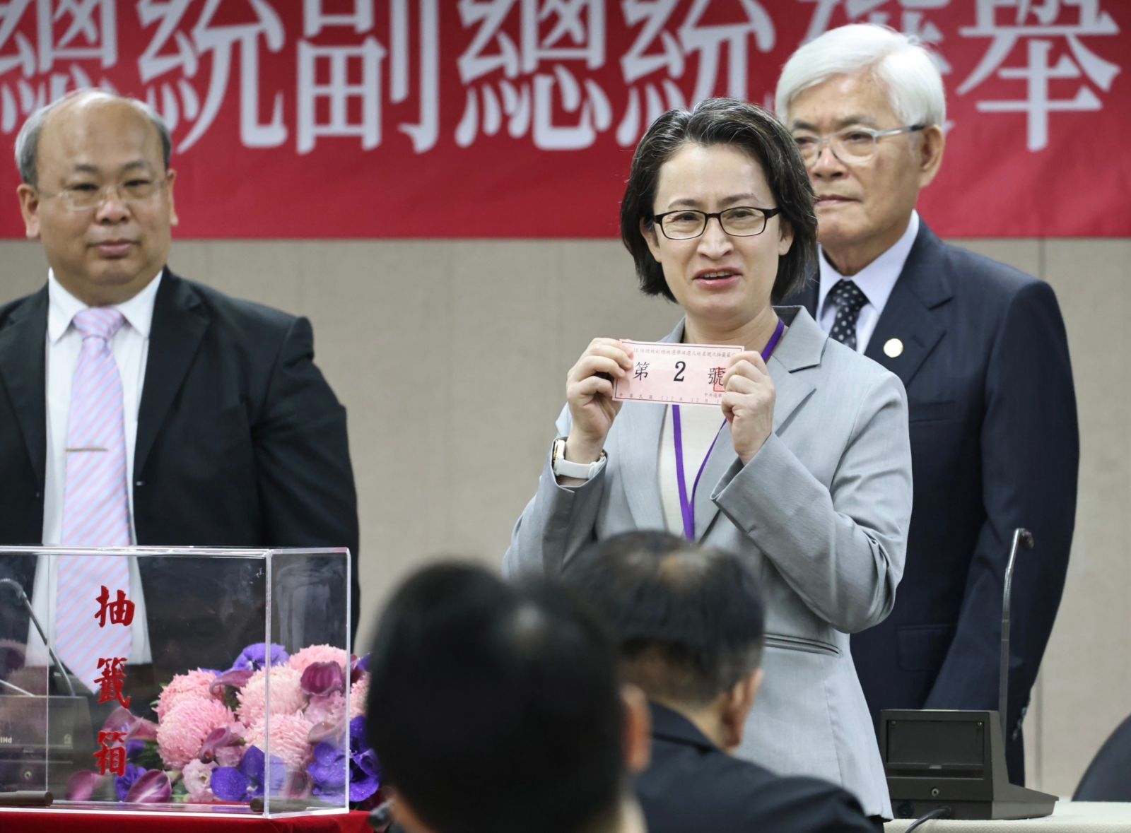 民進黨由副總統參選人蕭美琴抽籤,抽中2號。林啟弘攝