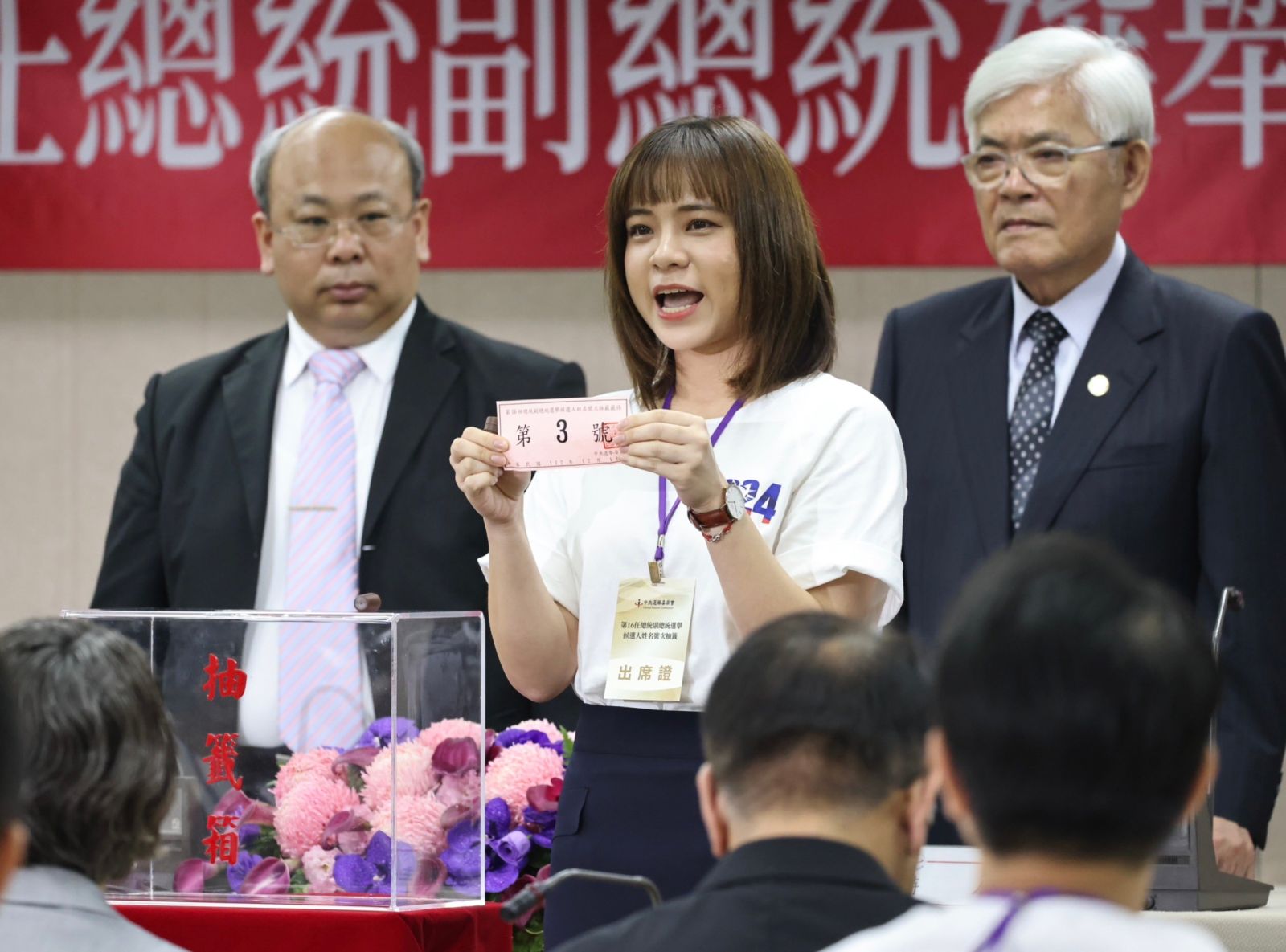 國民黨由發言人李利貞代表抽籤,抽中3號。林啟弘攝