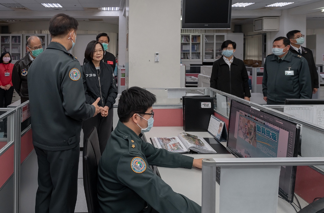 國防部有意整合「軍聞社」、「青年日報」及「漢聲廣播電台」,成立「國防媒體中心」。圖為蔡英文總統2020年視察青年日報。翻攝總統府flickr