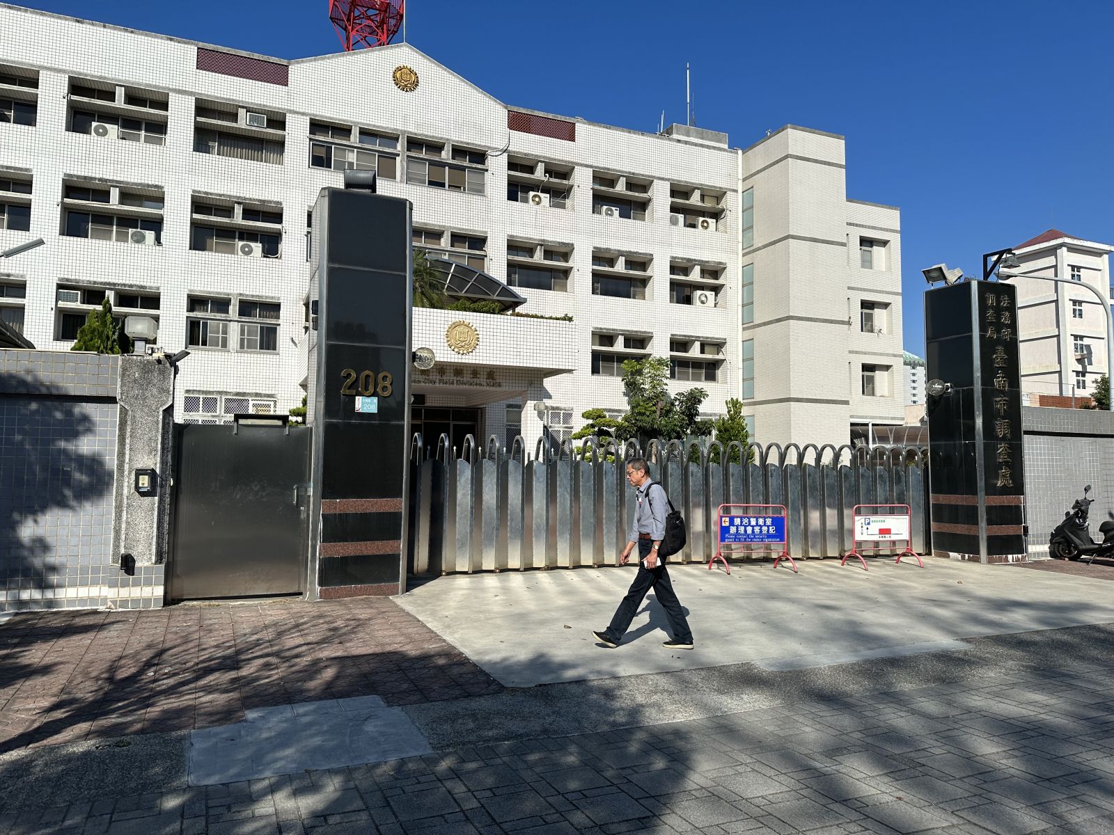 賴清德前親信王敏行到台南市調查處,告發賴美惠2010年議長選舉時行賄。辛啓松攝