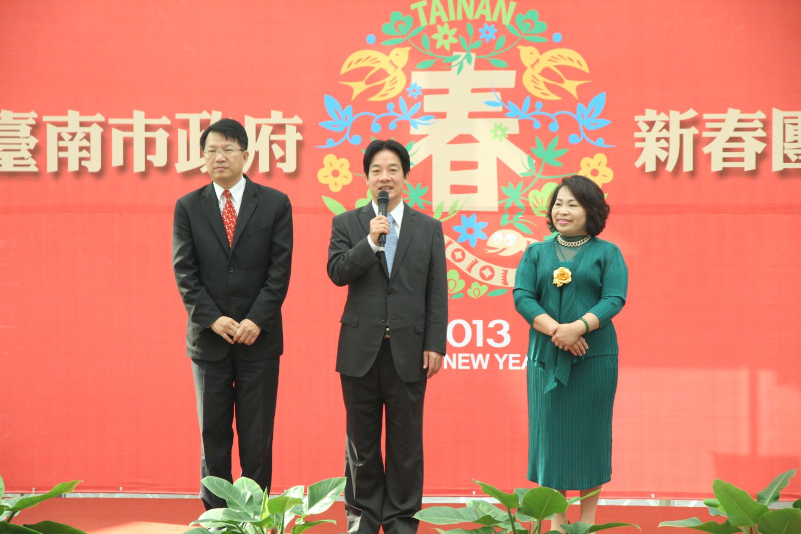 121005:賴清德(中)擔任兩屆市長,均由賴美惠(右)擔任議長。資料照片
