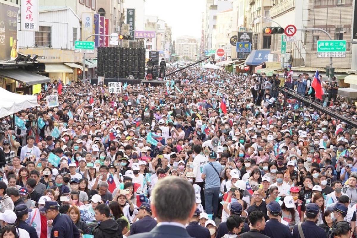 柯文哲16日赴台南市中西區商圈舉辦萬人造勢大會,現場滿滿支持者場面十分熱烈。翻攝柯文哲臉書