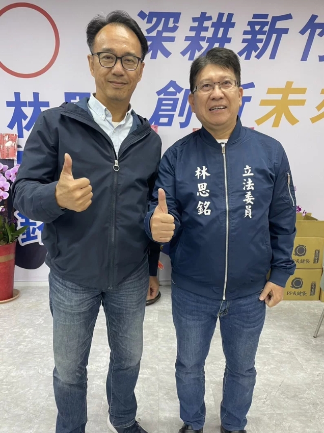 民眾黨新竹黨部主委、新竹市議員李國璋(左)16日下午親自前往競選總部,預祝林思銘高票連任。林思銘提供