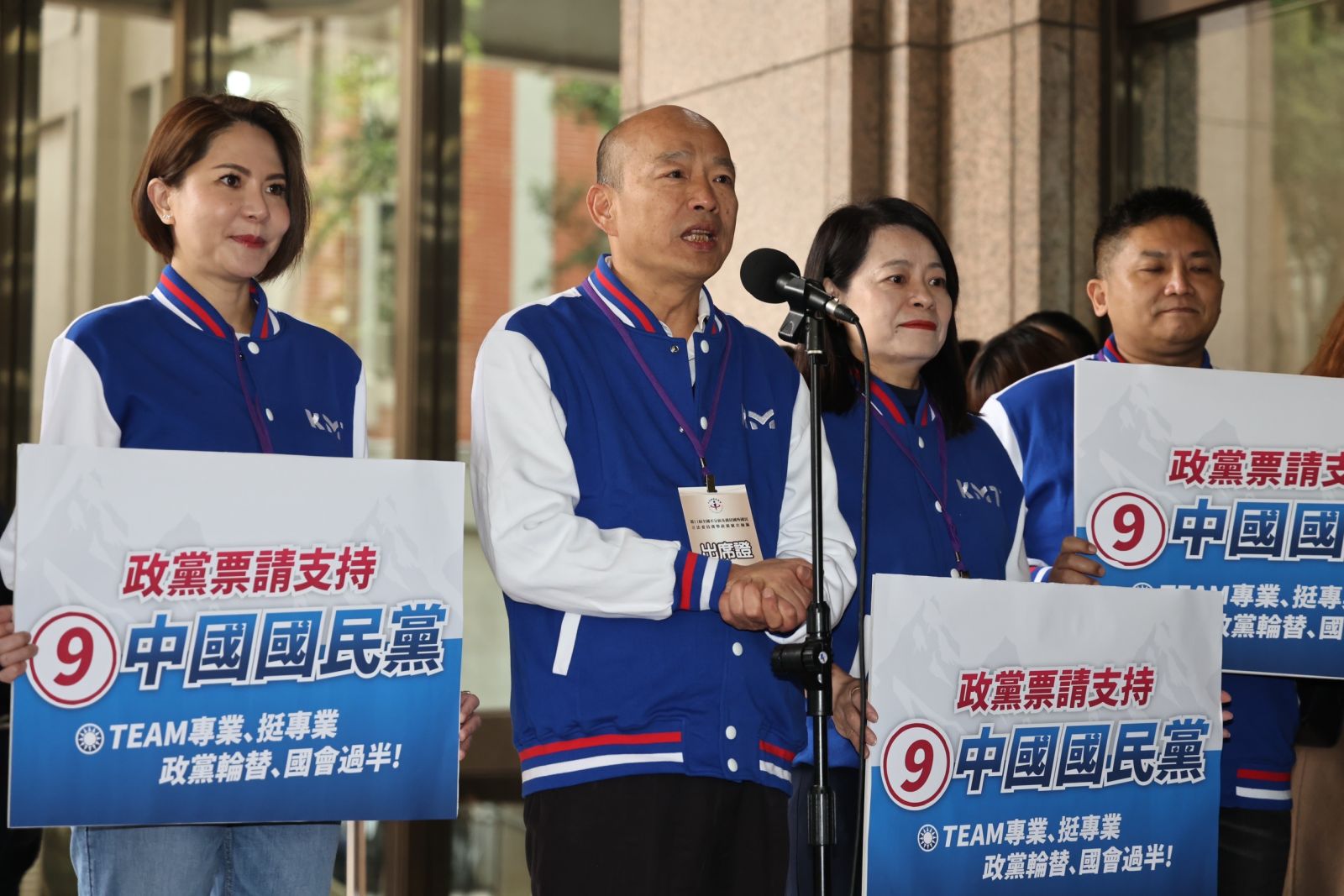 中選會今（20日）舉行第11屆全國不分區及僑居國外國民立法委員選舉政黨號次抽籤。林啟弘攝
