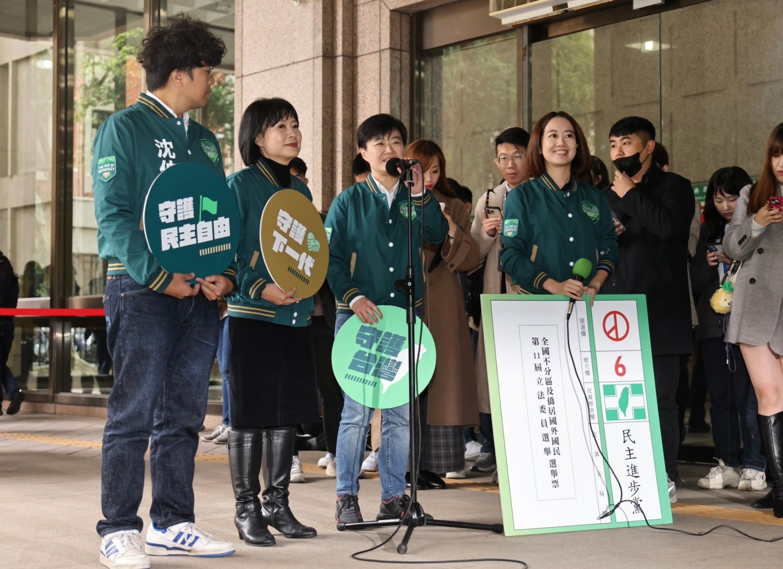 中選會今（20日）舉行第11屆全國不分區及僑居國外國民立法委員選舉政黨號次抽籤。林啟弘攝
