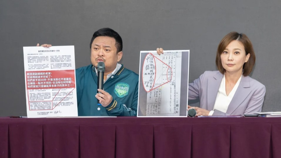 賴清德競發言人郭雅慧（右）與民進黨立委洪申翰（左）25日一同召開記者會。賴清德競總提供