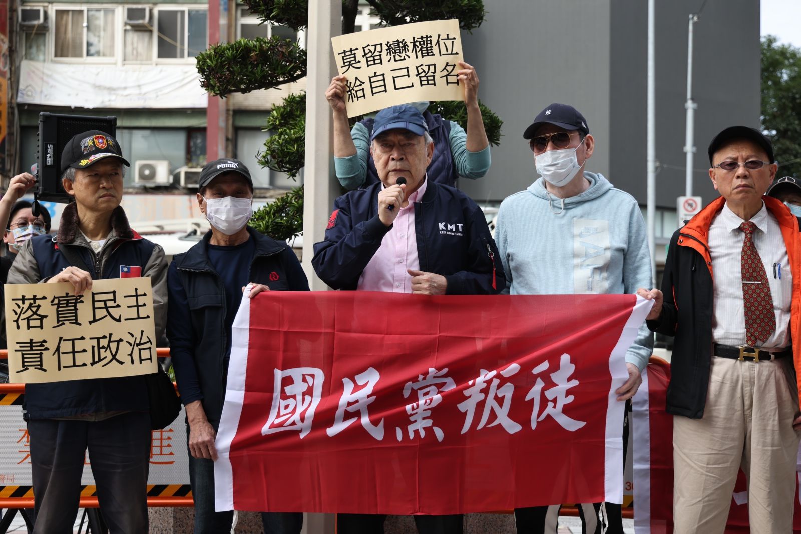 國民黨今天舉行中常會，藍天聯盟成員到黨部前抗議，要求朱立倫下台。林啟弘攝