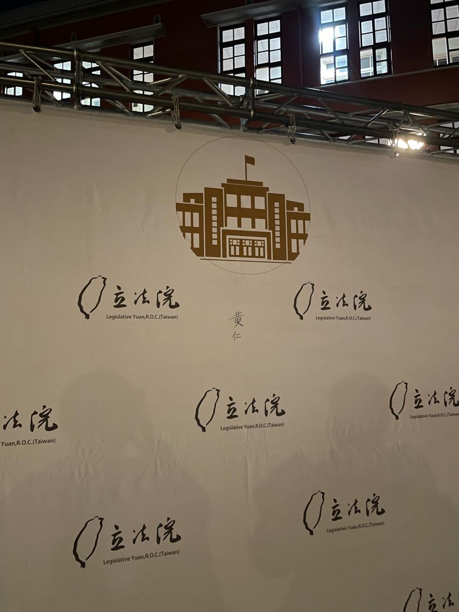 一名攝影師在threads貼出相片指出,他親眼看到黃仁31日晚間在立委們報到要採訪使用的背板前簽名。翻攝threads平台@akunlee_photography