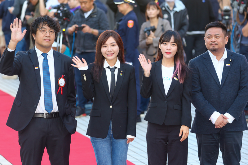 民進黨立委黃捷(右2)、洪申翰(右)、吳沛憶(左2)、沈伯洋(左)一同走紅毯,向媒體揮手致意。 中央社