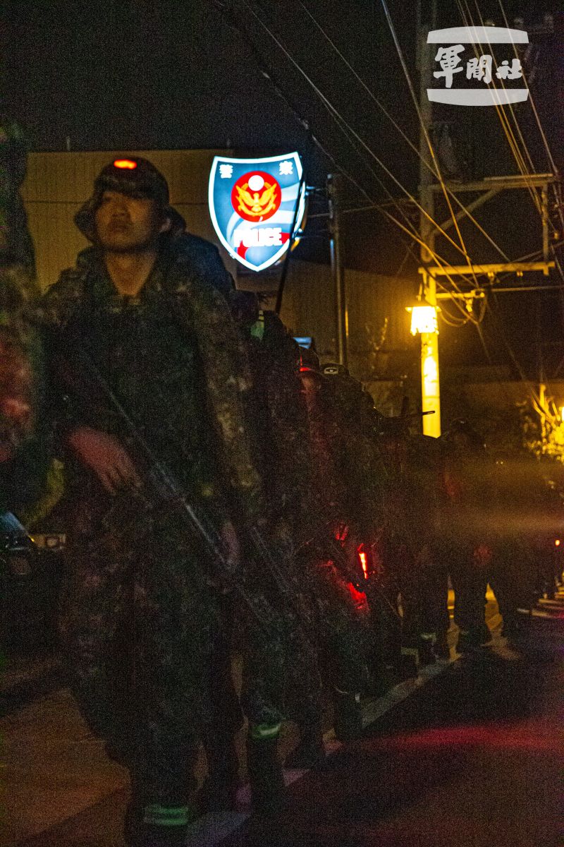 戰術任務訓練的最後一日，特戰部隊於凌晨展開夜行軍。軍聞社