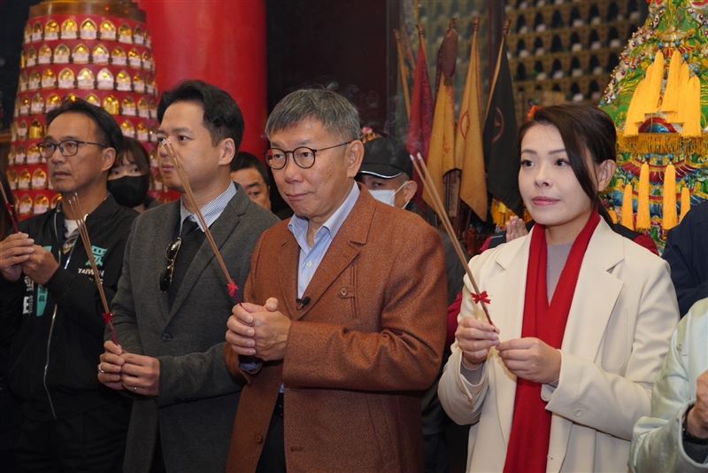柯文哲今早與高虹安到普天宮參拜祈福。民眾黨提供