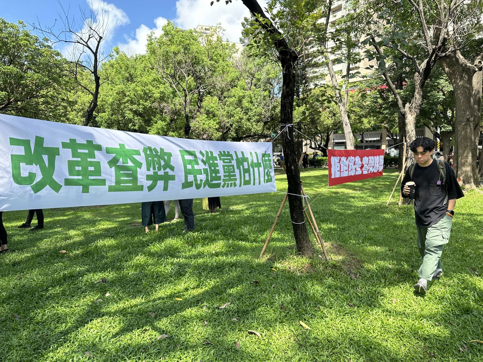國民黨「捍衛民主改革國會」宣講活動比照選舉活動,會場周邊拉上標語造勢。 辛啓松攝