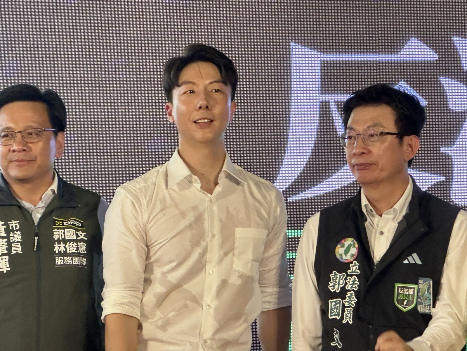 台南高溫導致發言人吳錚爆汗,白色襯衫濕透。辛啓松攝