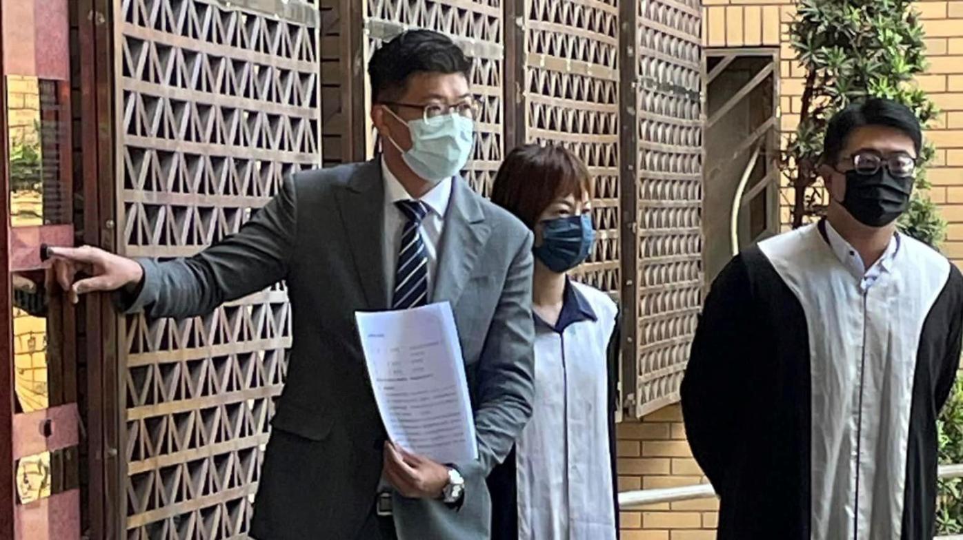 民進黨台北市議員參選人詹晉鑒律師，26日到台北地檢署告發，指章孝嚴改姓一事認領文件不全、涉及特權認領。翻攝詹晉鑒臉書