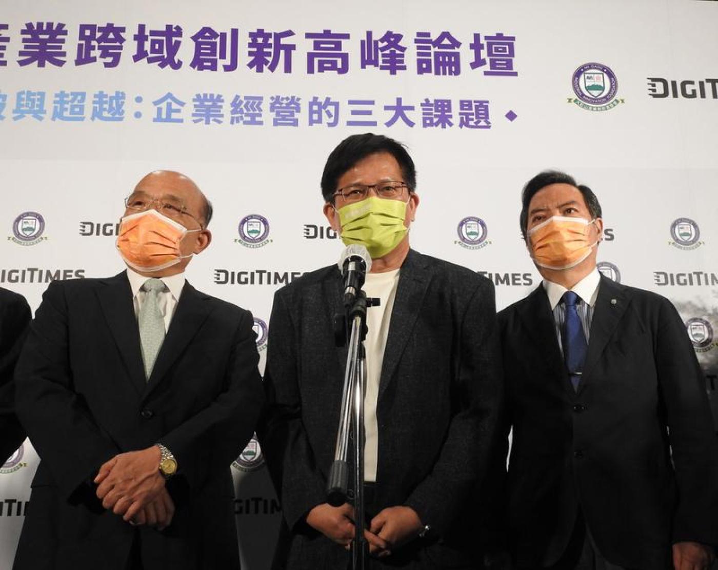 民進黨新北市長參選人林佳龍（中）3日表示，競選場地租借困難，希望新北市長侯友宜幫忙。中央社