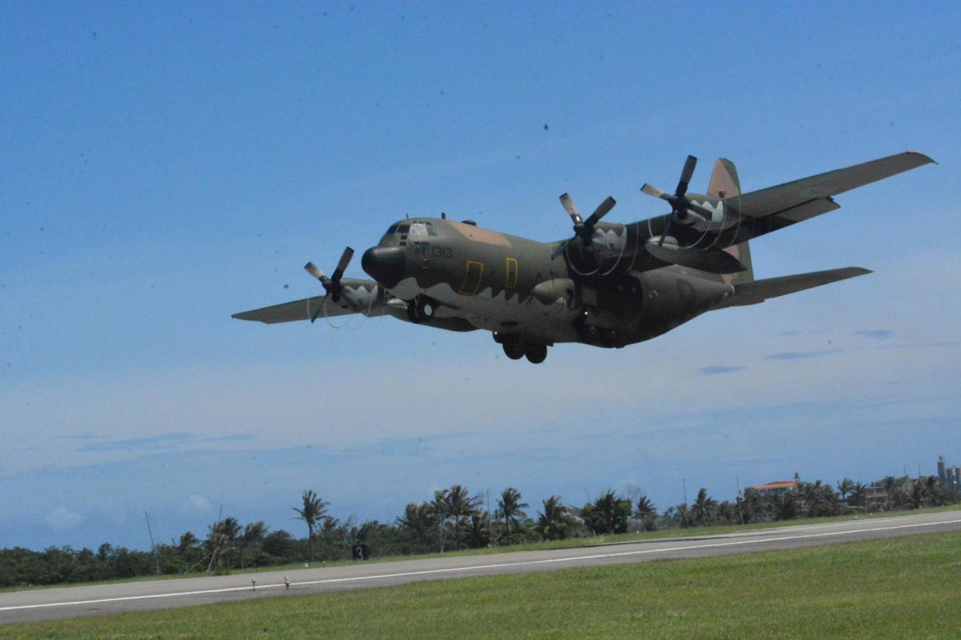 美軍C-130H運輸機因螺旋槳轂破裂停飛，我空軍已完成檢查無安全顧慮。資料照片