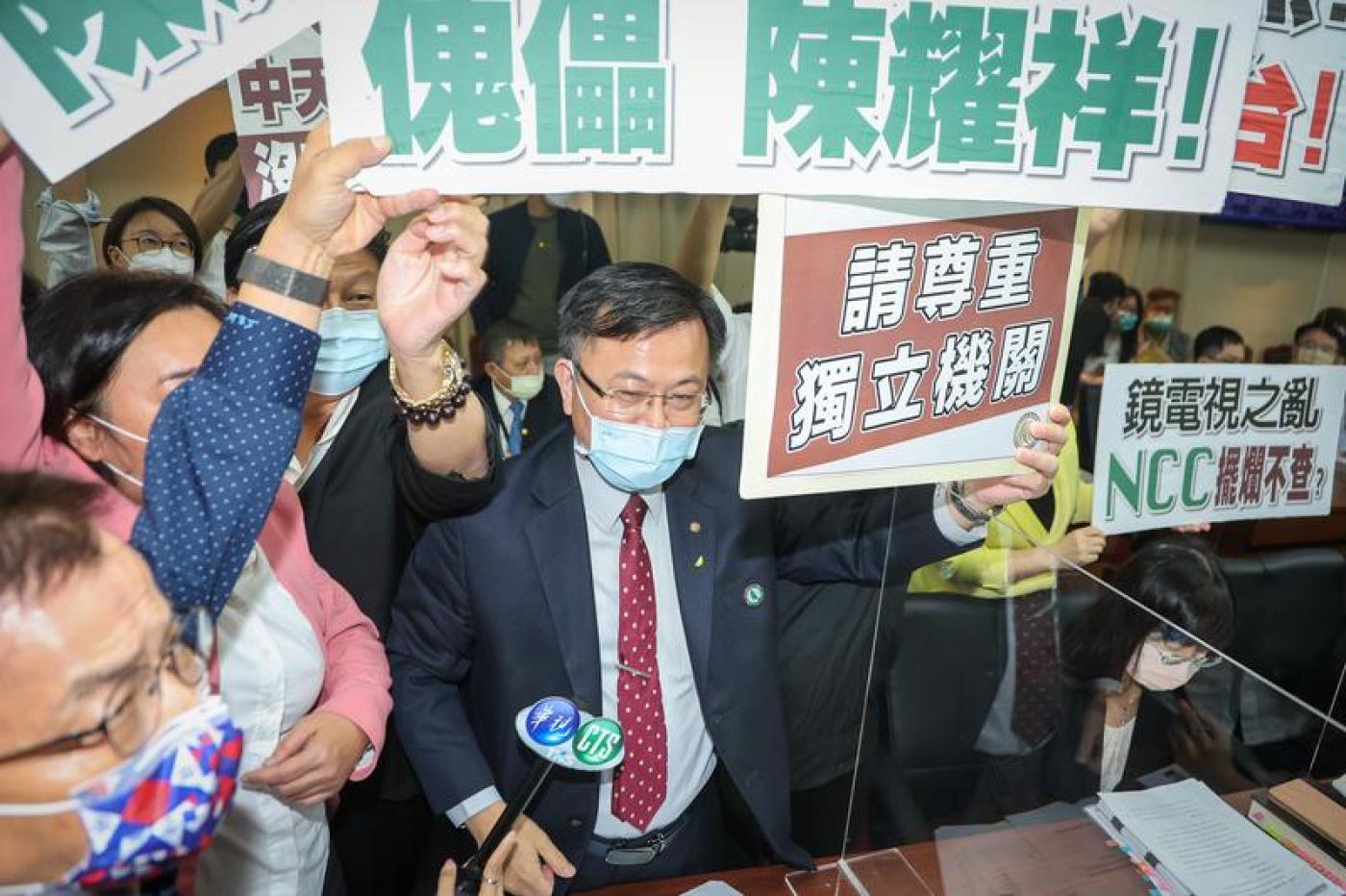 陳耀祥舉「尊重獨立機關」抗議，遭藍委包圍。中央社