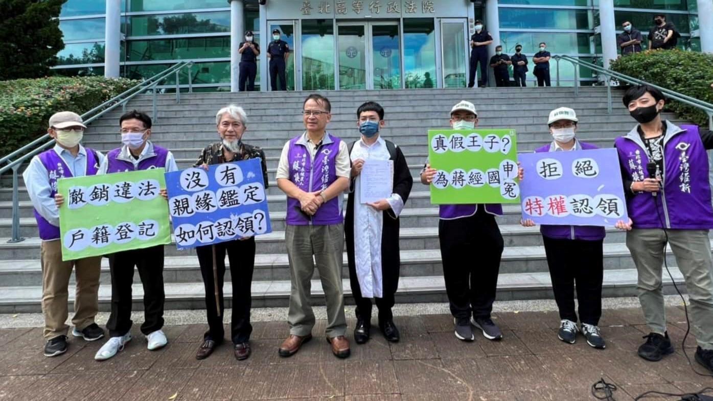 台灣維新台北市長參選人蘇煥智（左４）6日赴台北高等行政法院聲請假處分，要求國民黨參選人蔣萬安應以「章萬安」之名，刊登於選舉公報與選票。翻攝蘇煥智臉書