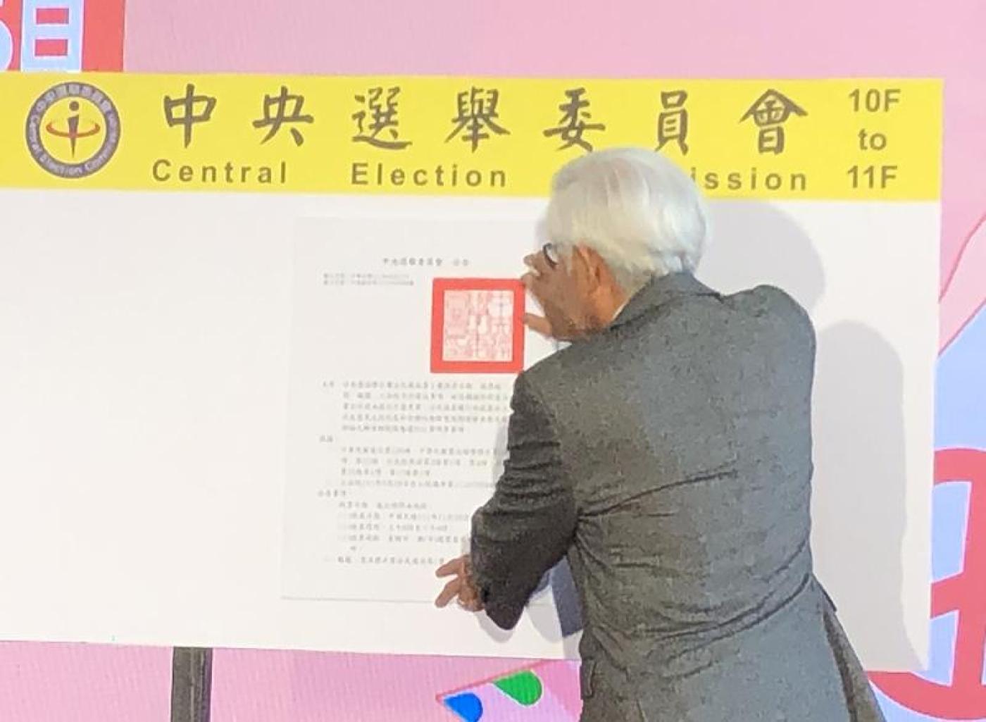 中選會主委李進勇12日發布公告，18歲公民權修憲複決11月26日將與九合一選舉同日舉行。中央社