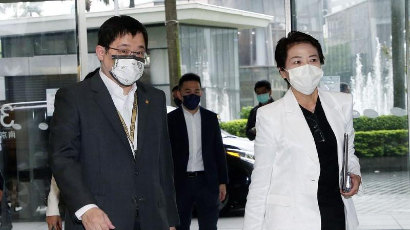 黃珊珊參訪星宇航空，由董事長張國煒接待。中央社