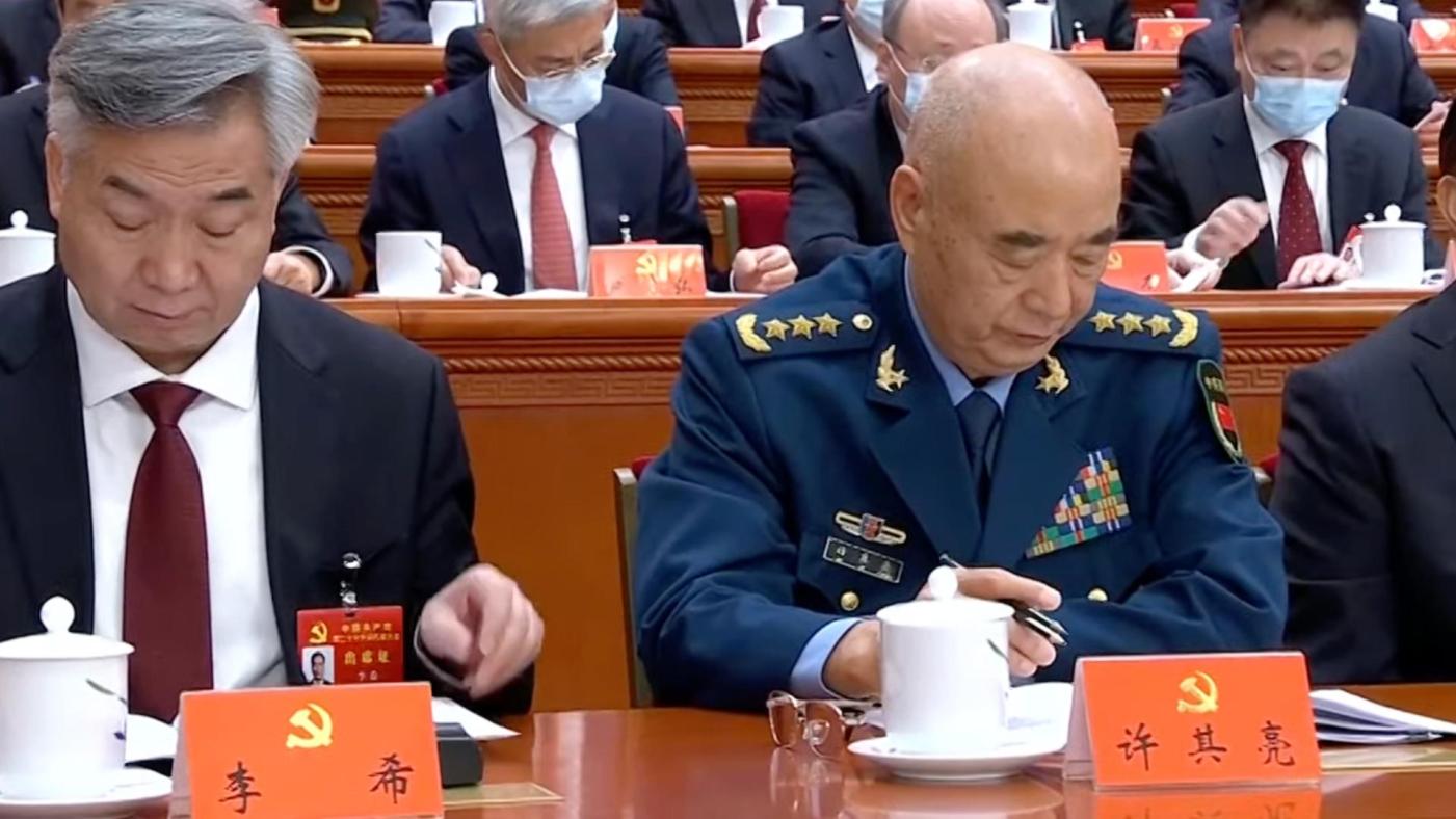 中共二十大會議開幕式中，中共中央副主席許其亮（前排右）等主席團常委成員都不必戴口罩。 翻攝央視直播畫面