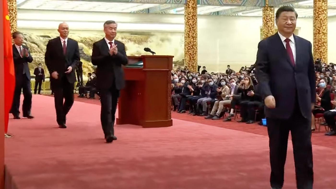 中共中央總書記習近平（右一）率二十屆政治局常委23日在中外記者會中亮相。翻攝央視直播畫面