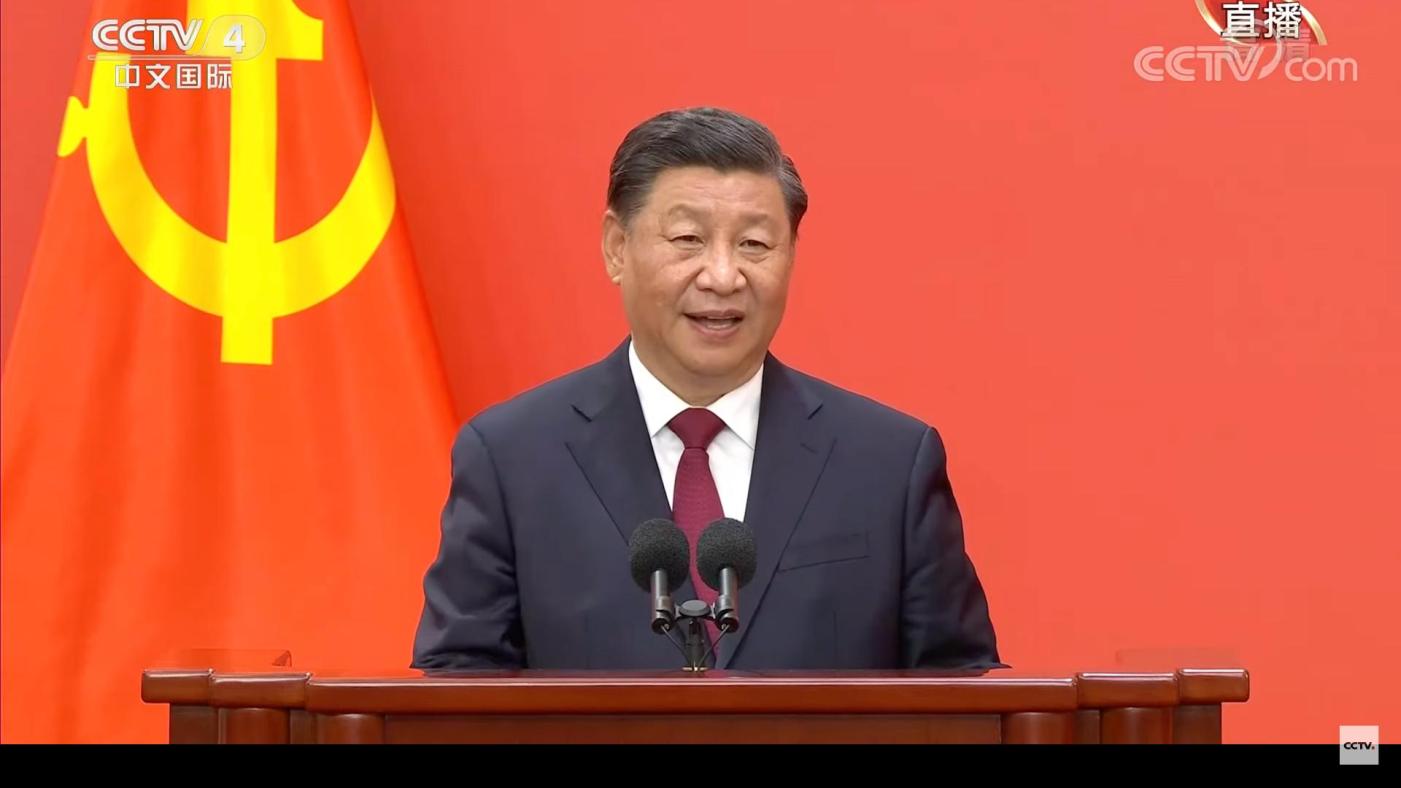中共總書記習近平於23日中外記者會中發表談話，並介紹新一屆政治局常委。 翻攝央視直播畫面