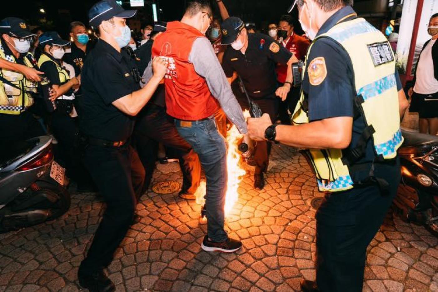 基進台南黨部22日在謝龍介造勢晩會燒國民黨旗，警方見狀持滅火器撲滅。翻攝基進台南黨部臉書