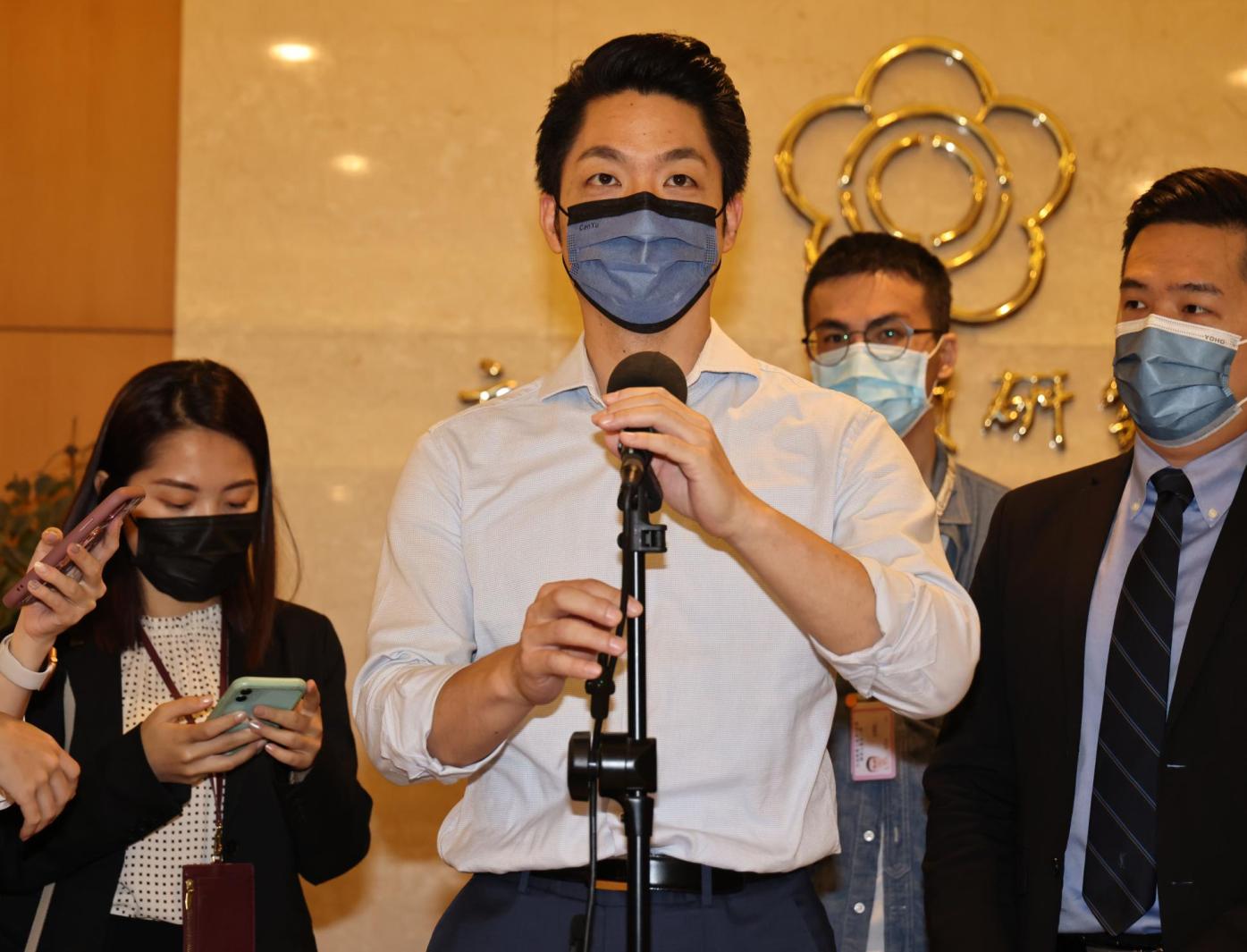 綠委指控蔣萬安違法抄錄揭露疫苗採購合約內容及片面公布，蔣萬安回擊批，民進黨圍剿他一人。資料照片/林啟弘攝