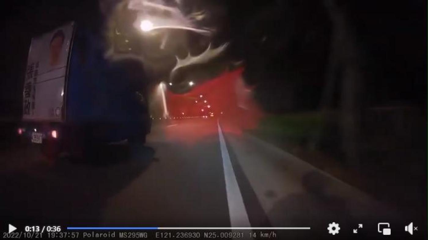 張善政宣傳車違規，還差點撞到騎士。翻攝自四叉貓臉書
