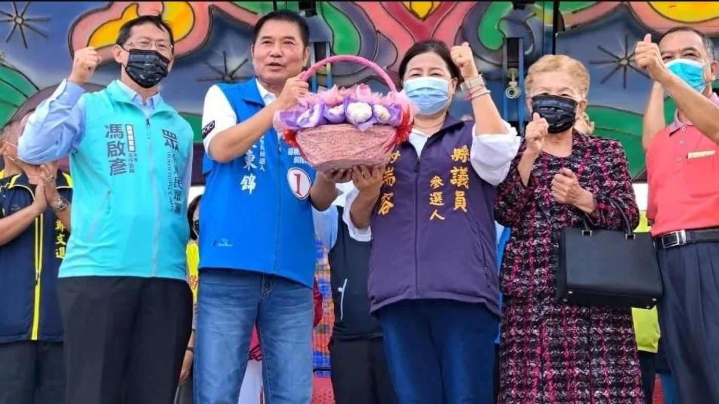 苗栗縣第四選區民眾黨議員參選人謝端容22日的總部成立大會上，何瑞英再度前來站台助陣，同時，鍾東錦竟也來到現場。翻攝謝端容臉書
