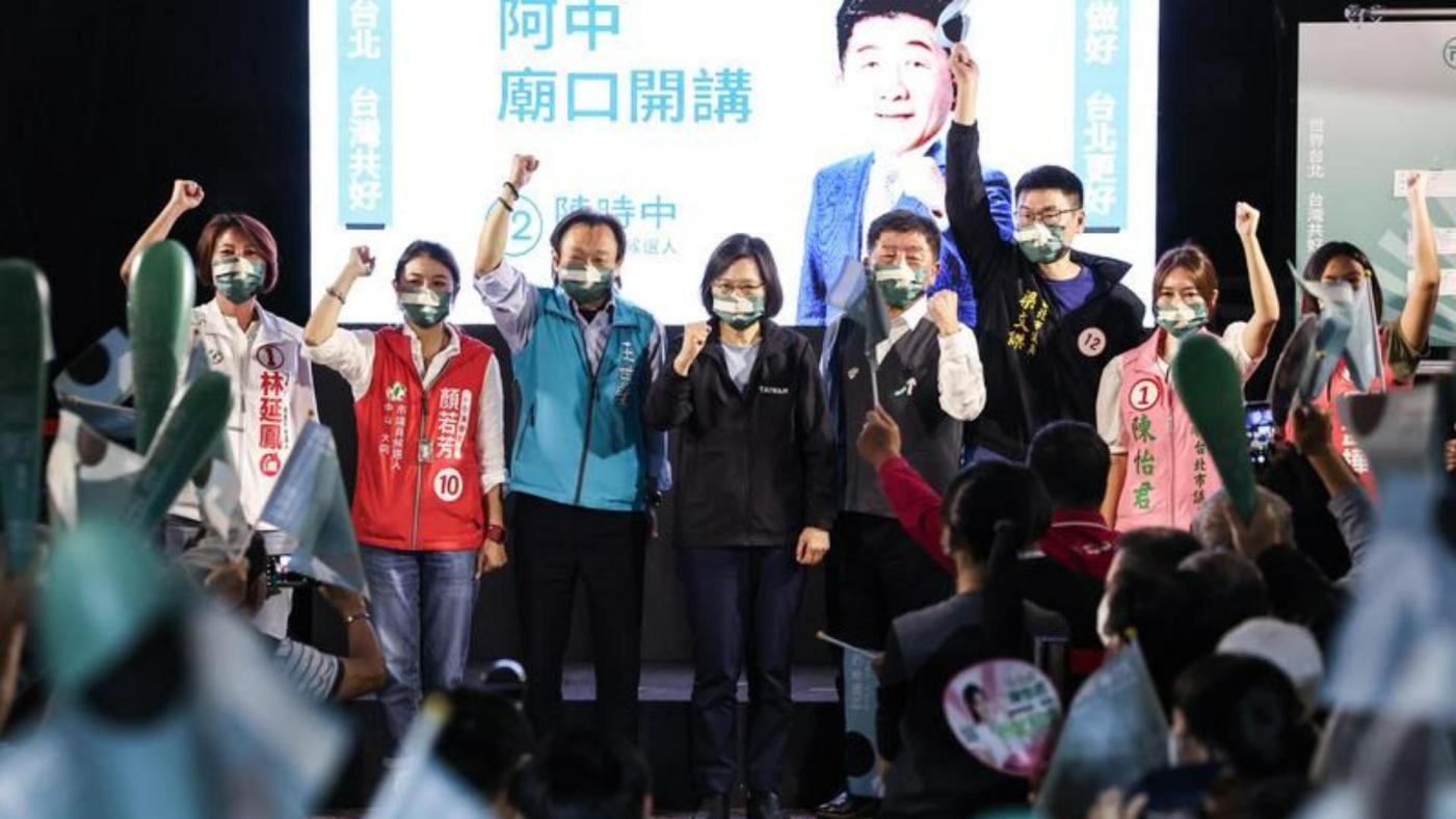 蔡英文（左4）26日晚間出席陳時中（左5）廟口開講活動。中央社