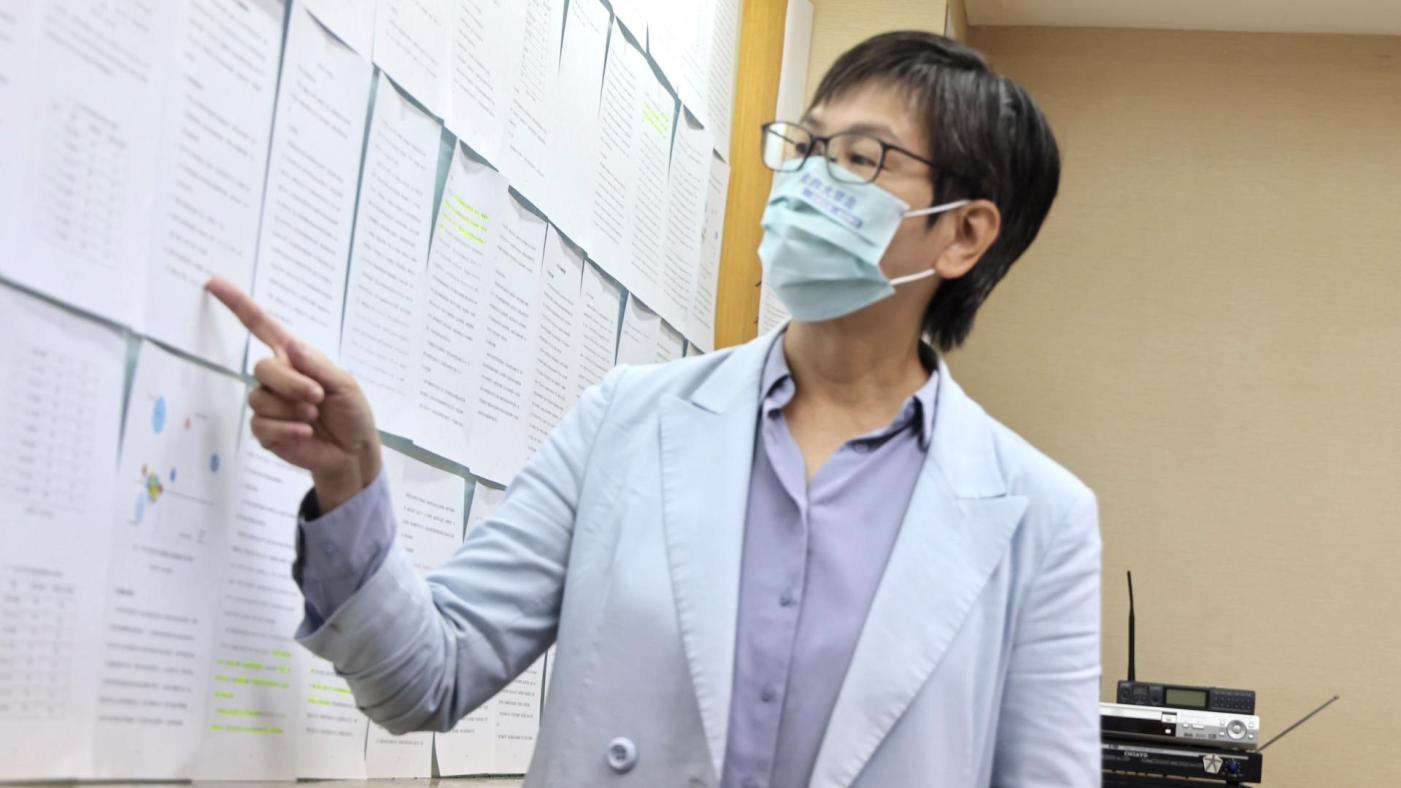  蔡壁如站在貼滿論文的白板前表示，不是一定要恢復學位，但要求一個清楚明白、在同樣的立足點，可以捍衛身為一個學生應有的權利。林啟弘攝