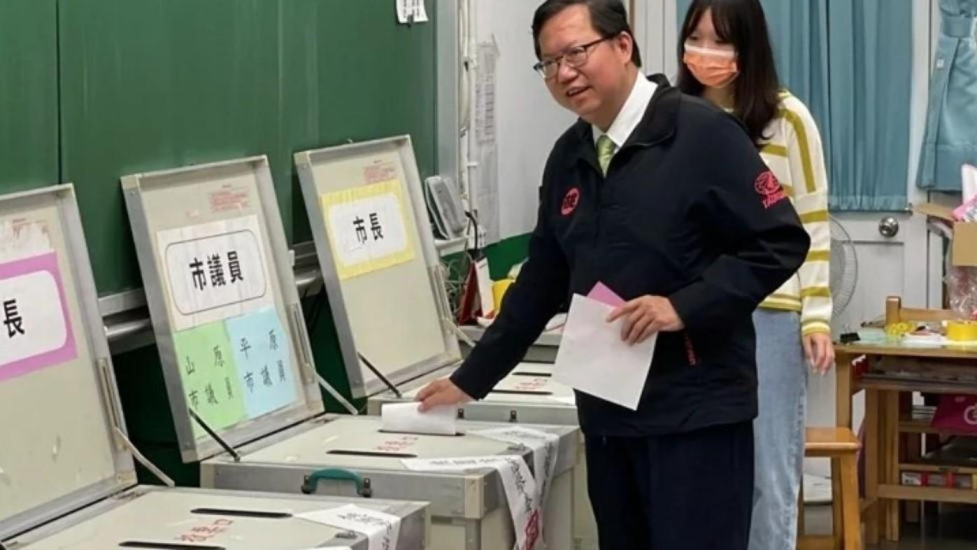 鄭文燦回母校大安國小投票卻未戴口罩。翻攝「政客爽」臉書粉專
