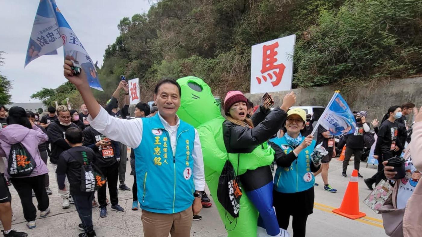 國民黨籍王忠銘與曹爾元爭奪連江縣長寶座，而王忠銘已在18時自行宣布當選。翻攝王忠銘臉書