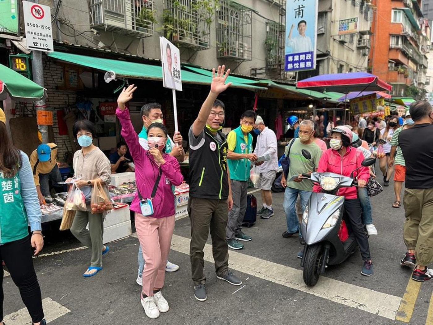 梁文傑與太太林楚茵在選舉期間一起掃街拜票，但梁仍意外落馬。翻攝梁文傑臉書