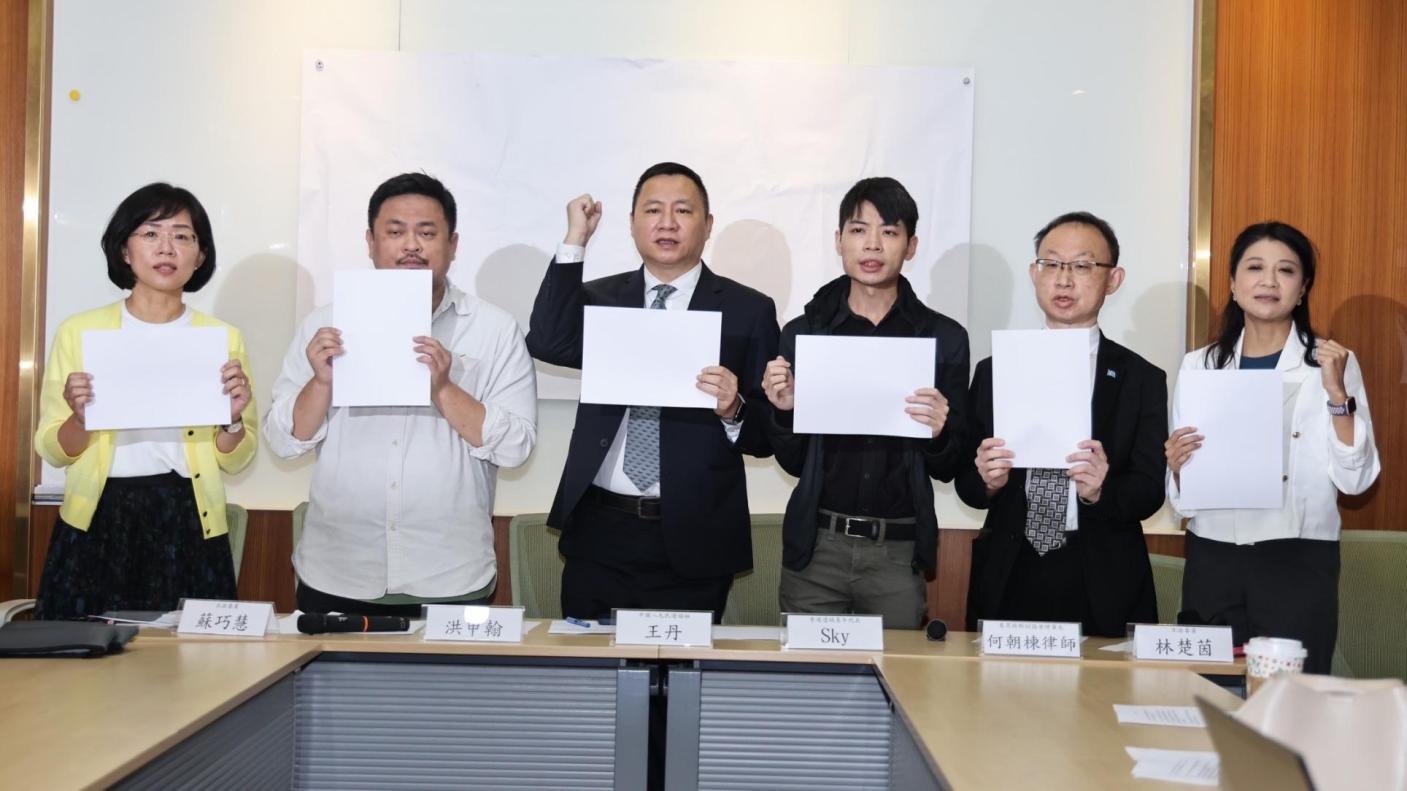 中國八九民運領袖王丹（中）等人舉起象徵性的白紙，伸援在大陸抗議解封的民眾。林啟弘攝