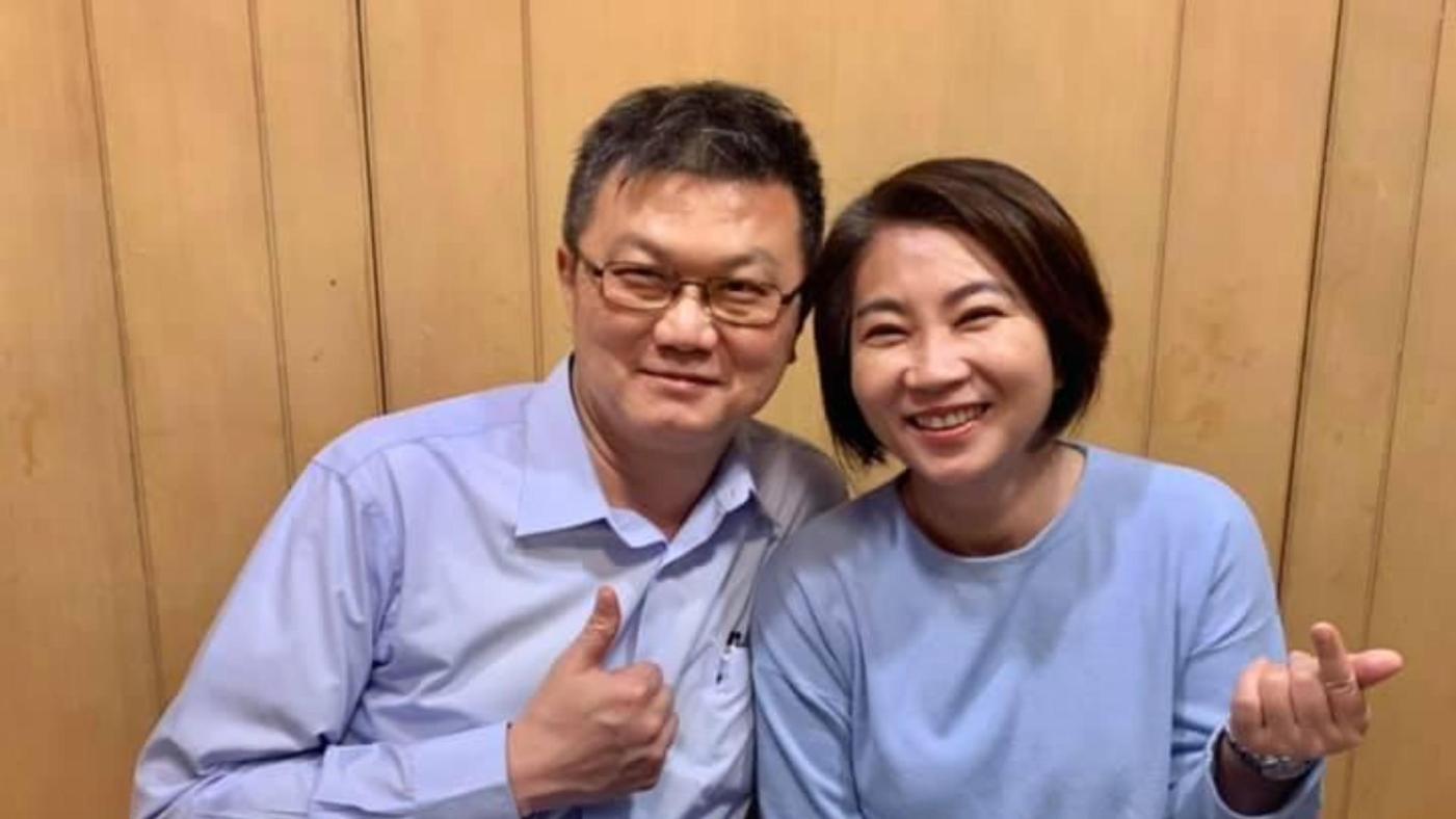 周春米另一半邱明弘（左）現為高雄高分院行政庭長兼任發言人。圖片來源：周春米臉書