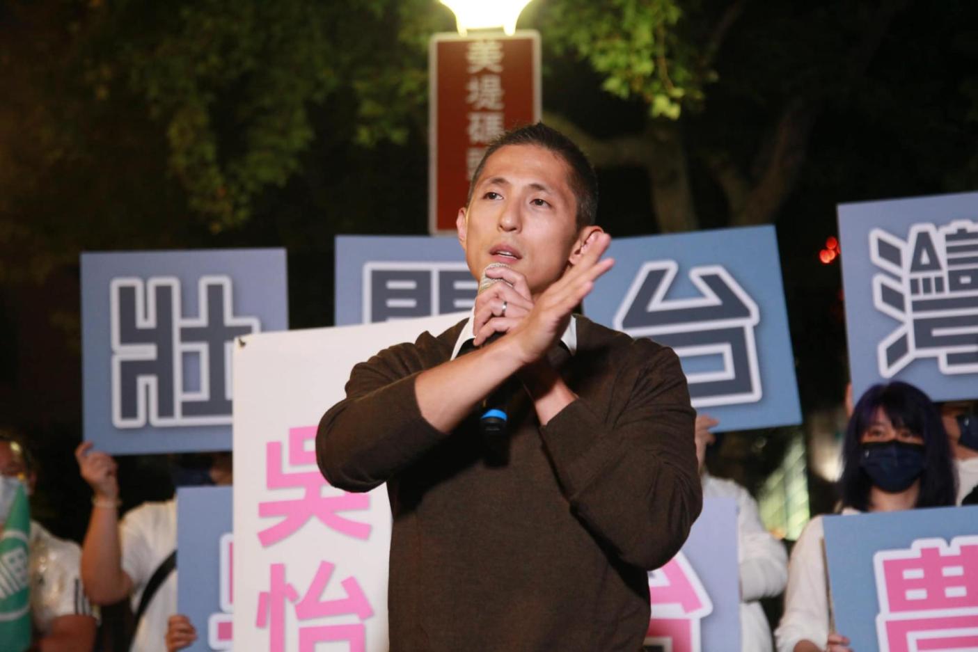 吳怡農左手無名指戴婚戒，大方認今年10月已登記結婚，「老婆是圈外人」。翻攝吳怡農臉書