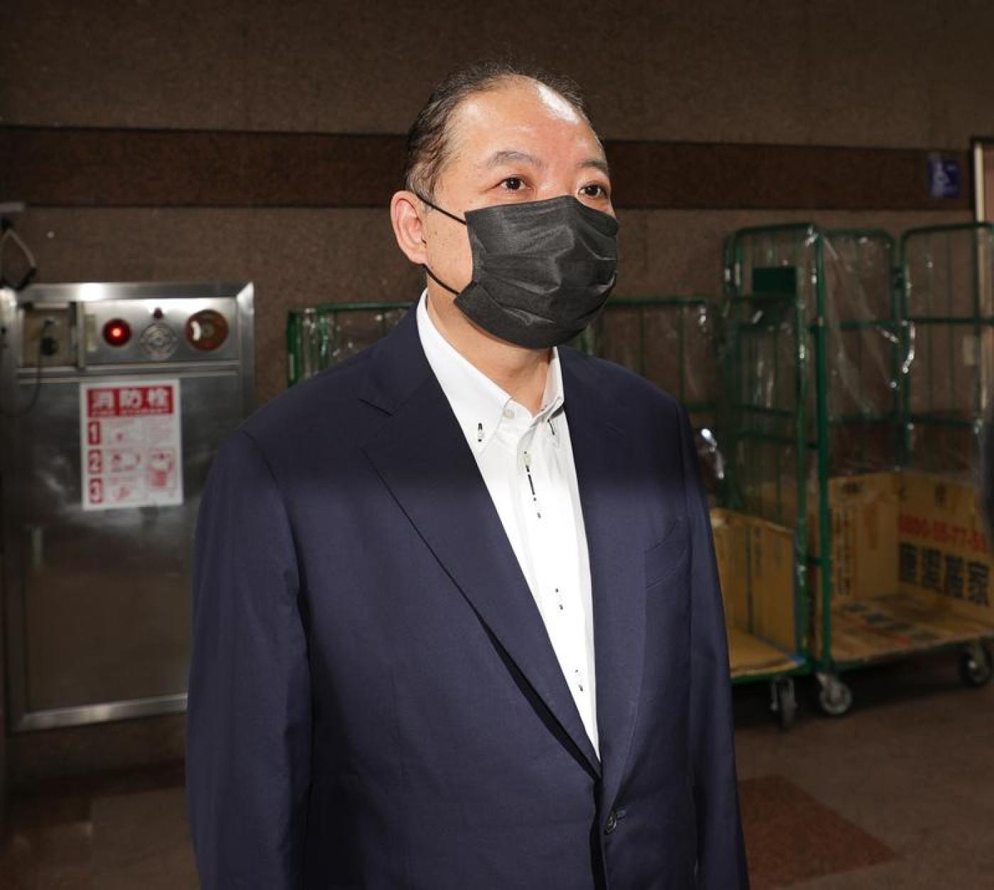 黃承國5日表示，大家都在黨內找戰犯，他也絕對不是戰犯，「但如果我的承擔可以讓黨繼續往前走，我可以承擔」。圖為他11月30日出席民進黨中常會／中央社