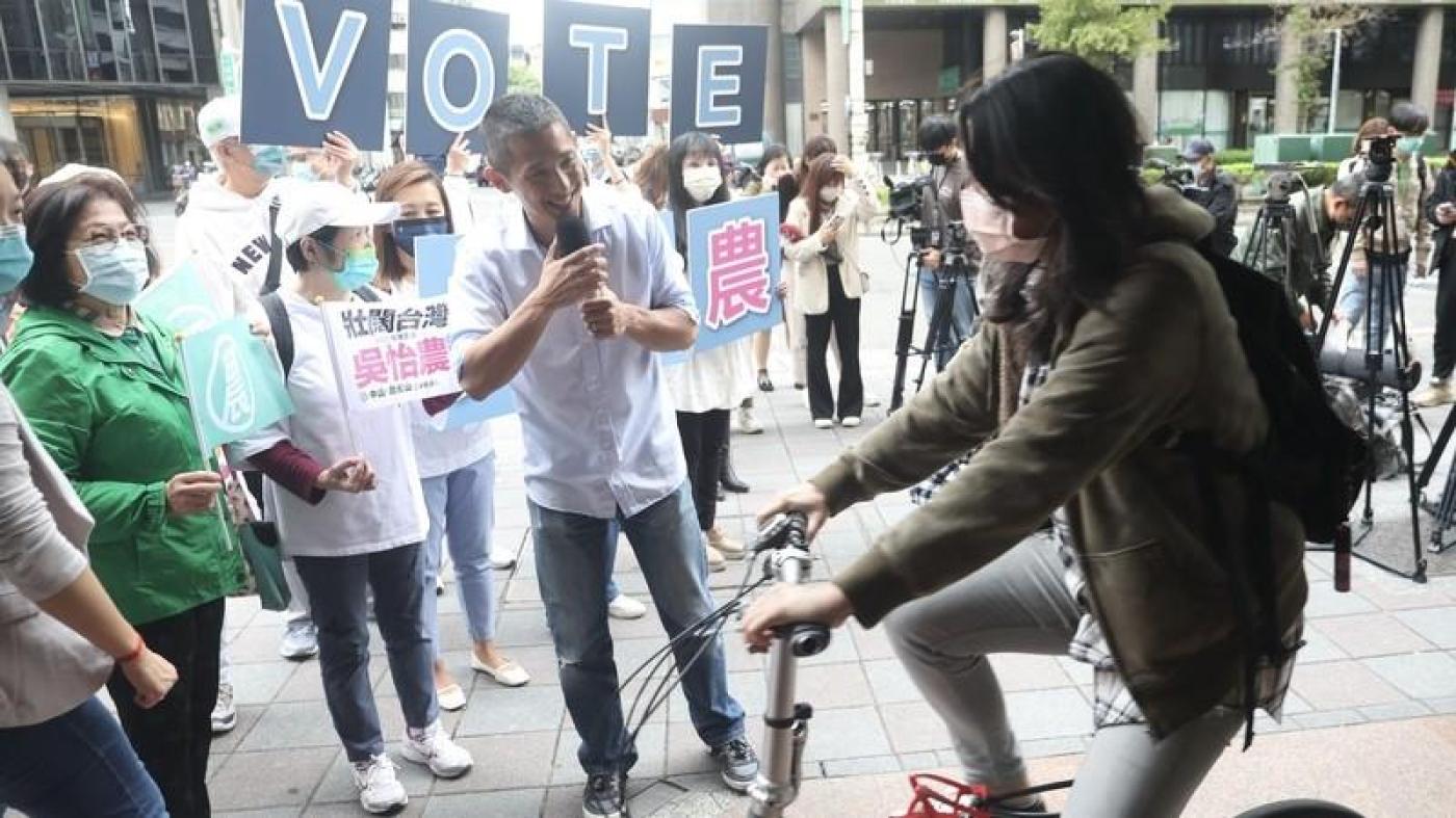 吳怡農5日上午現身捷運松江南京站，在路口向民眾打招呼。中央社