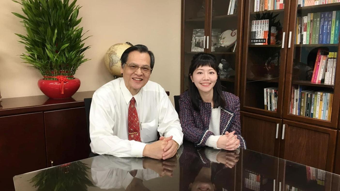 高嘉瑜昨晚在臉書貼出和陳明通的合照。翻攝高嘉瑜臉書