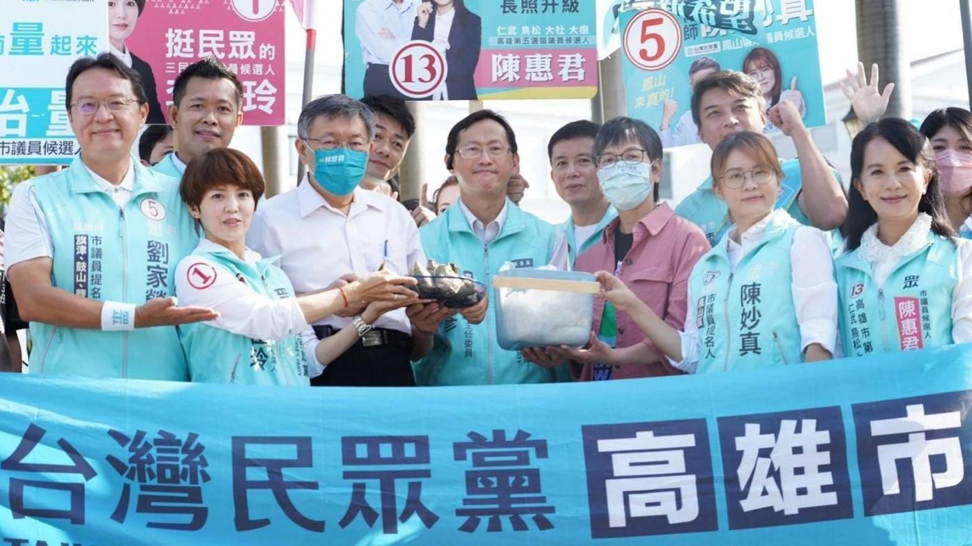 民眾黨高市黨部主委馮啟彥（中）遭爆逼候選人簽不合法同意書。翻攝馮啟彥臉書