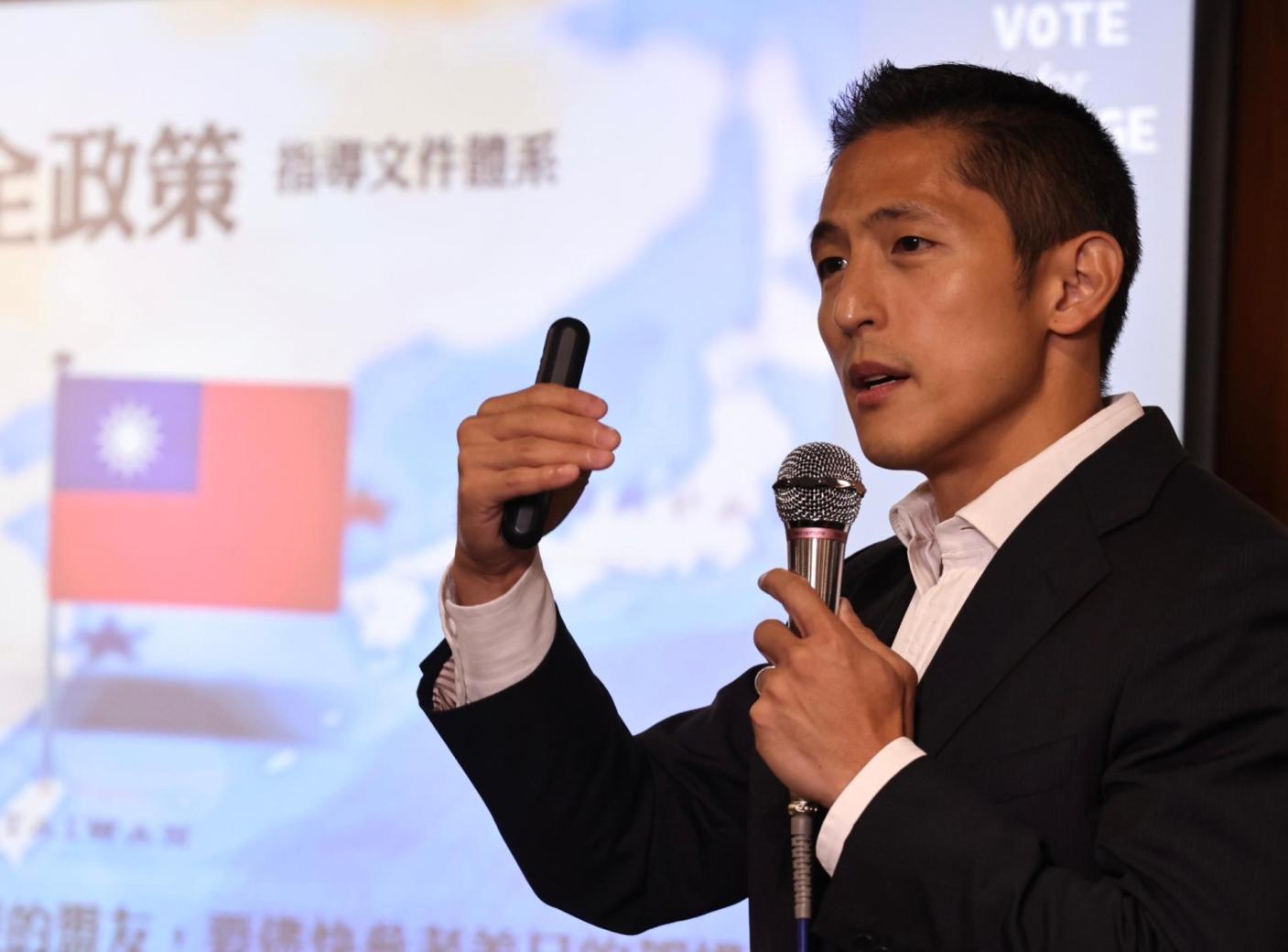 吳怡農召開政見發表會，強調支持適度展延役期政策。林啟弘攝