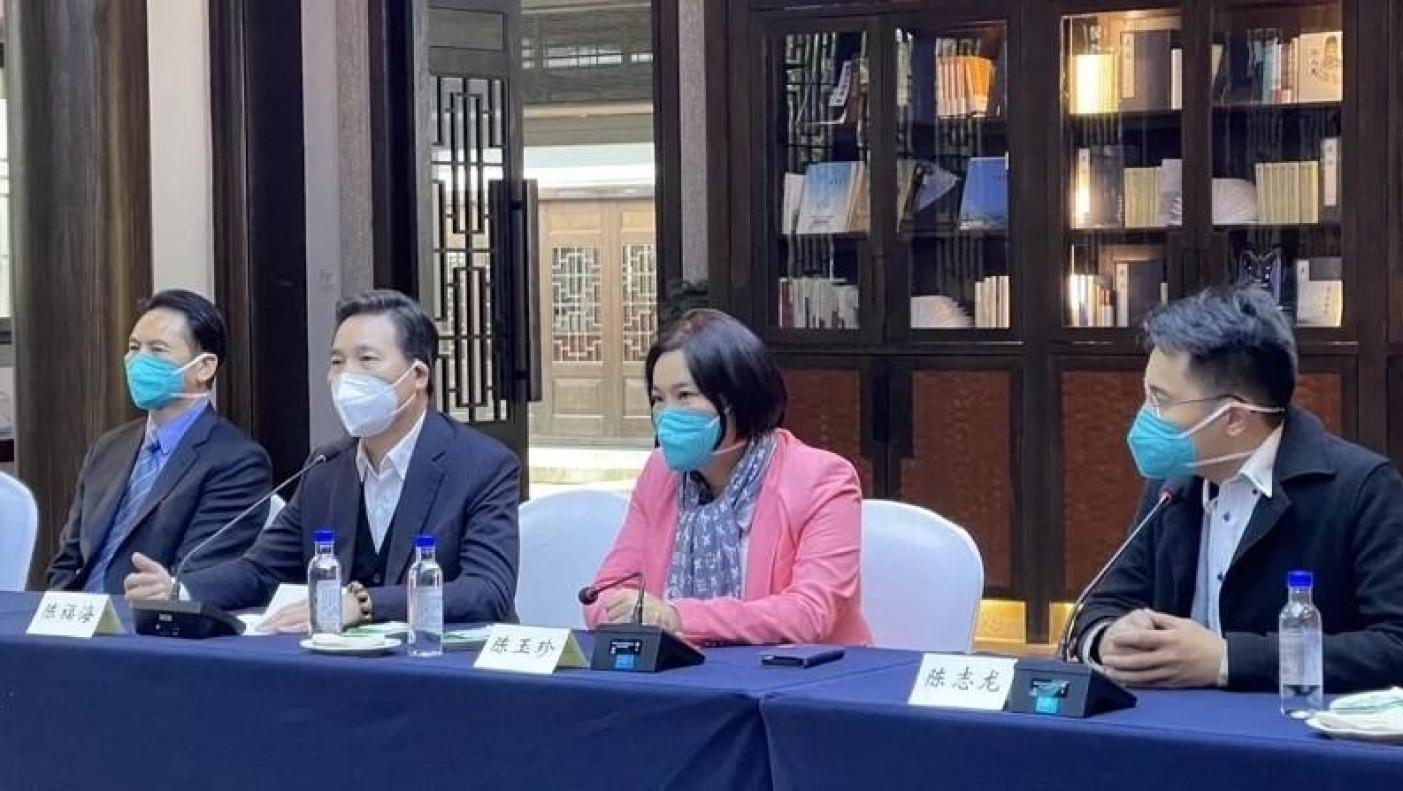 藍委陳玉珍（圖右二）一行昨到廈門與中方官員會面，期盼小三通及金酒輸陸問題能夠順利解決。陳玉珍辦公室提供