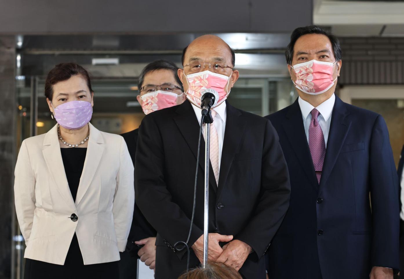 行政院長蘇貞昌（中）13日表示，排除黑金、槍、毒參政是國人共同期待，並呼籲「從各政黨的議長、副議長提名開始，就排除有黑金槍毒背景的人」。資料照片／林啟弘攝