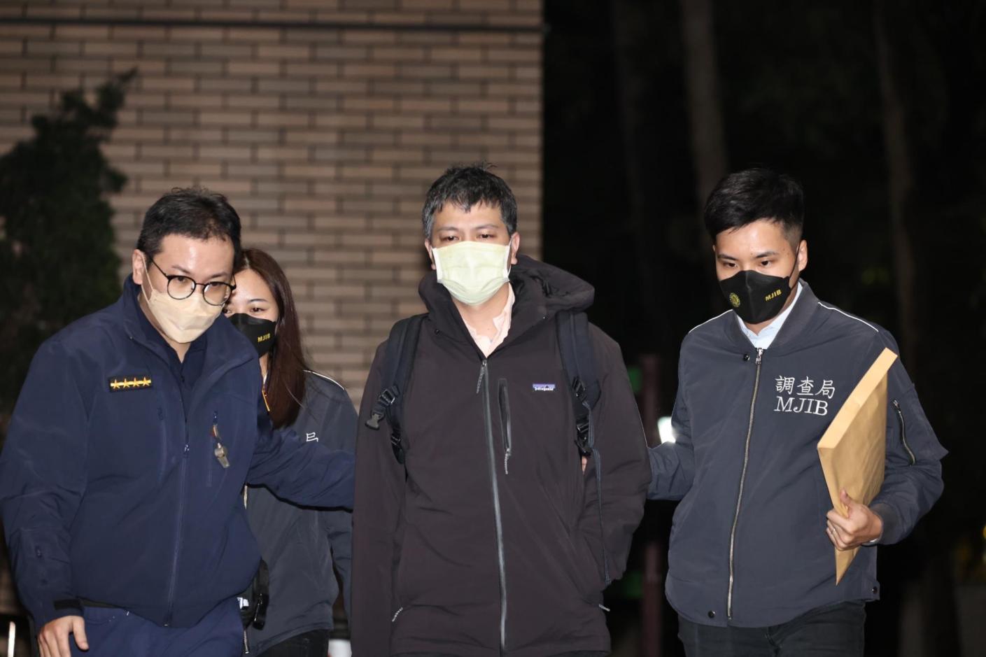 高虹安辦公室主任陳奐宇（中）晚間赴北檢進行複訊。林啟弘攝
